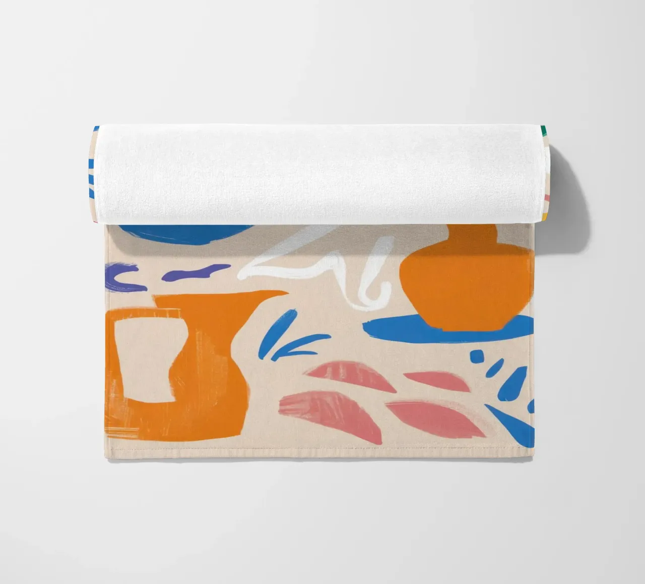 Gefragmenteerd gezicht en flora strandhanddoek van Mythy Brush