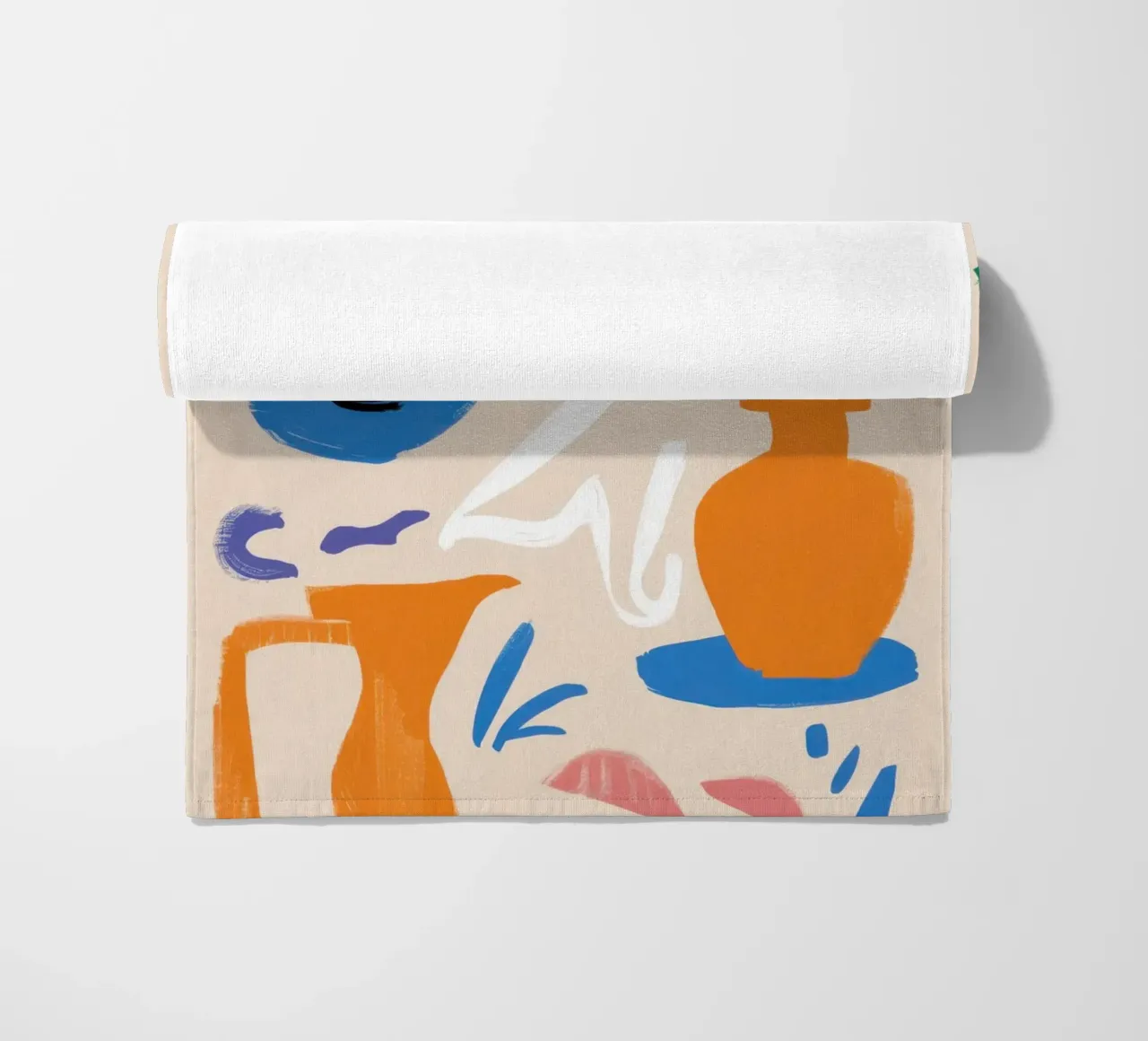 Gefragmenteerd gezicht en flora strandhanddoek van Mythy Brush