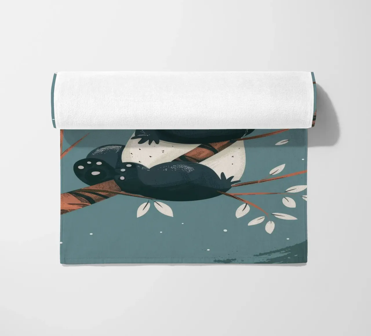 Carino il panda seduto su un ramo d'albero circondato da foglie in telo mare da DesignDoodle