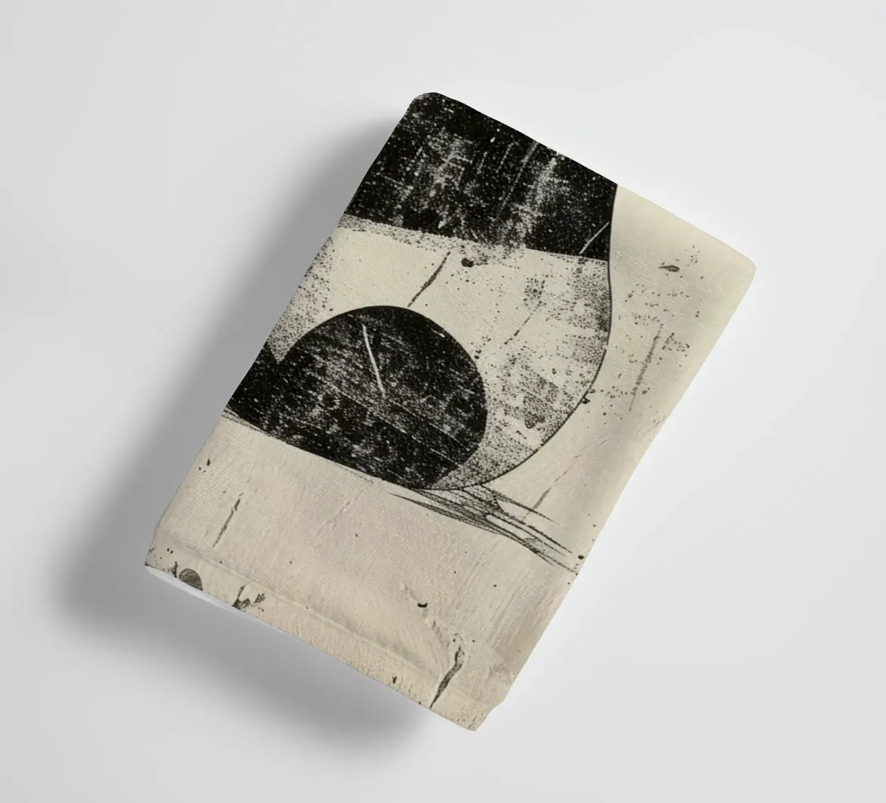 Pandas tauschen Zuneigung mit herzförmigen Luftballons aus Handtuch von DesignDoodle