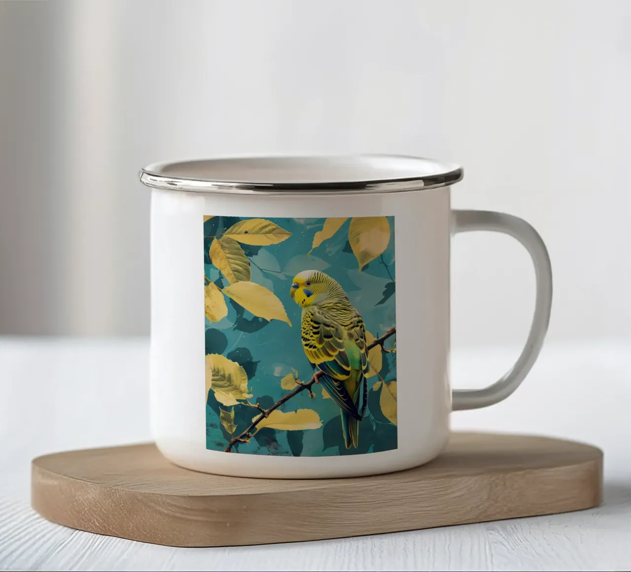 Colorato pappagallino appollaiato su un ramo tra le foglie autunnali tazza in smalto da DesignDoodle