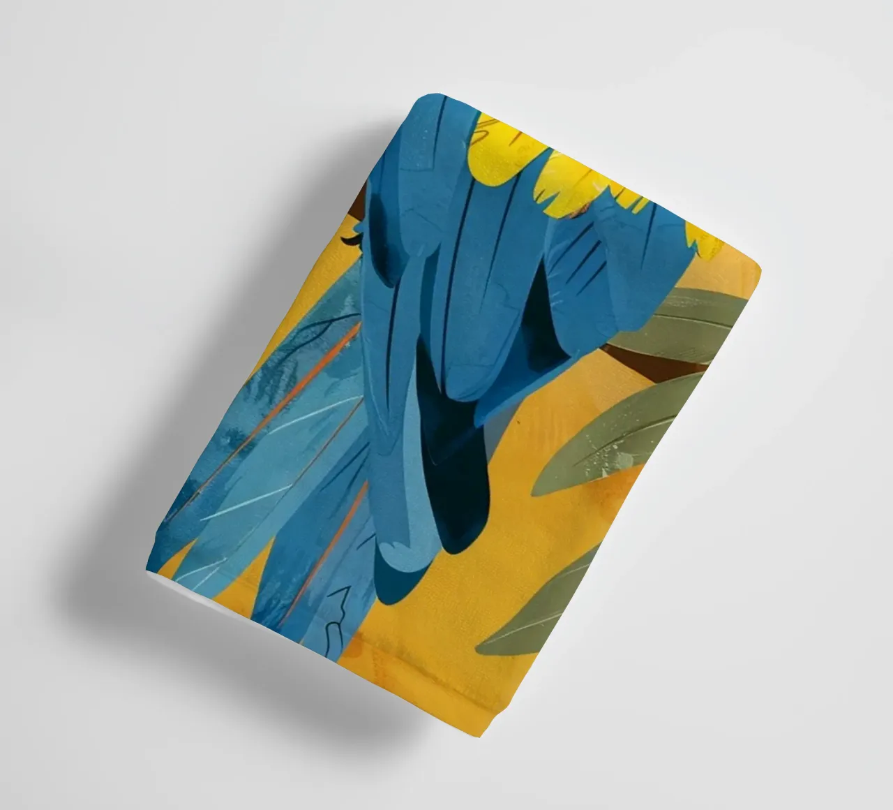 Macao appollaiato su un ramo circondato da fogliame tropicale asciugamano da bagno da DesignDoodle
