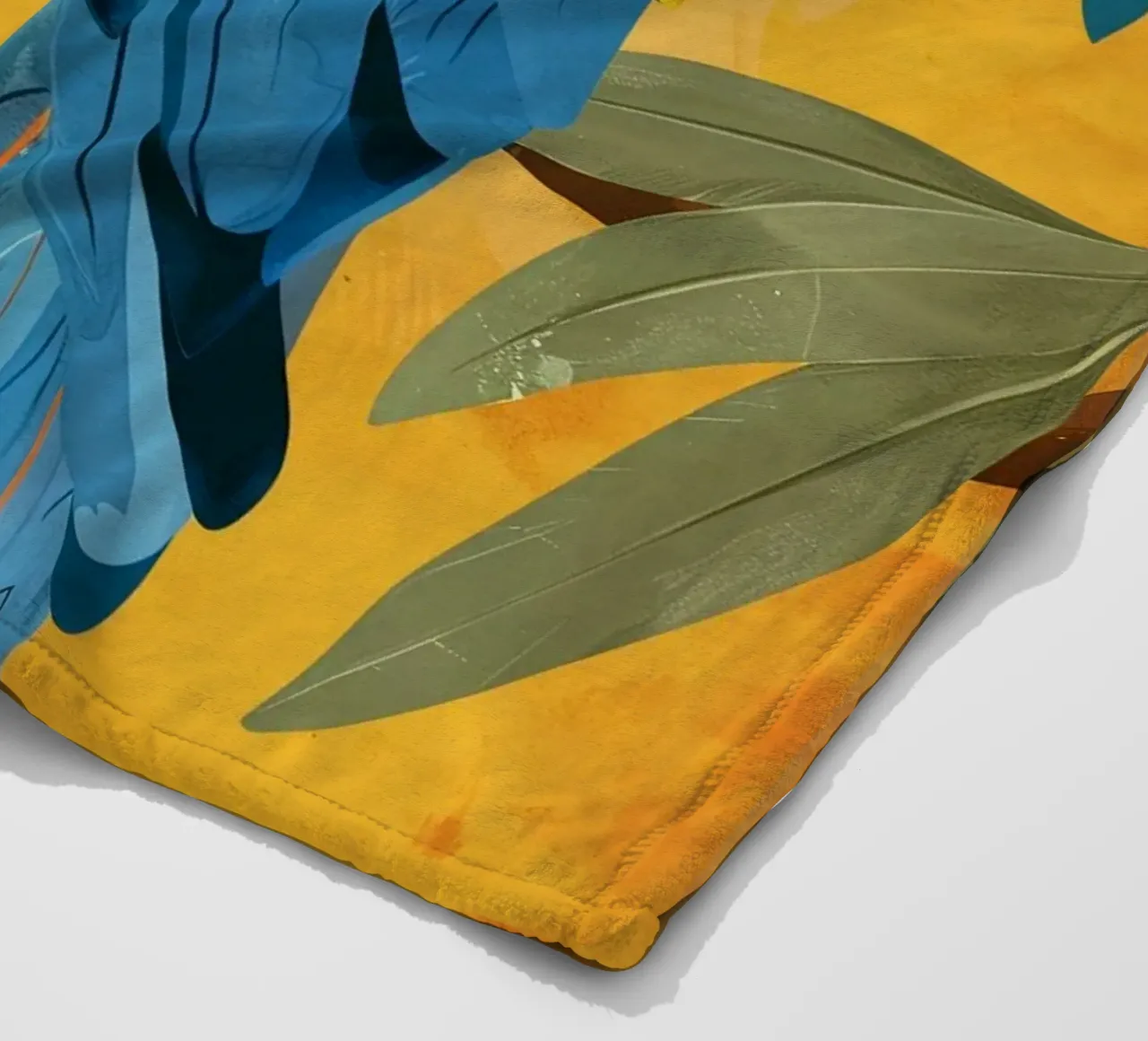 Macao appollaiato su un ramo circondato da fogliame tropicale coperta in pile da DesignDoodle
