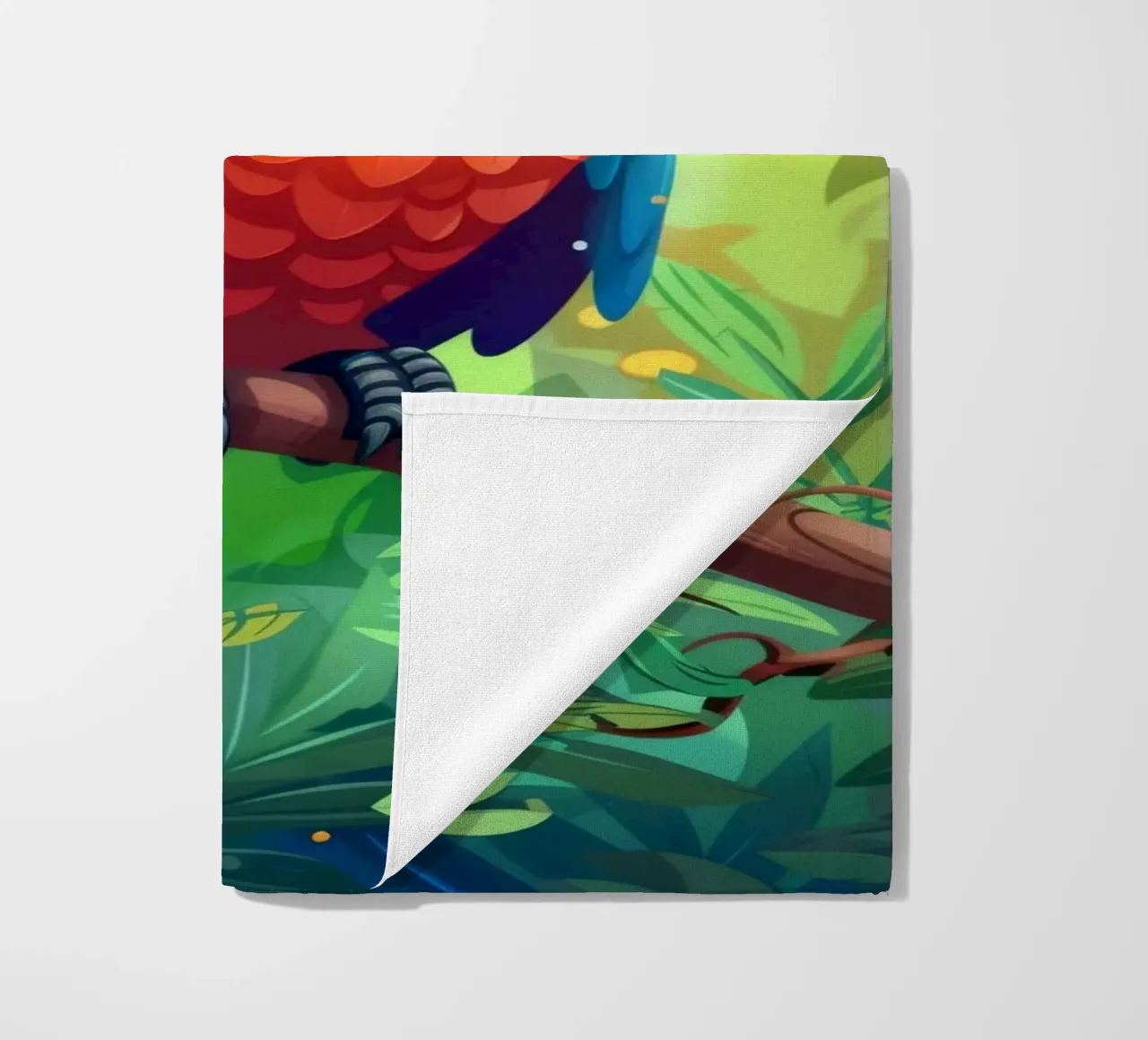 Pappagallo dai colori vivaci appollaiato su un ramo in mezzo a una vegetazione lussureggiante telo mare da DesignDoodle