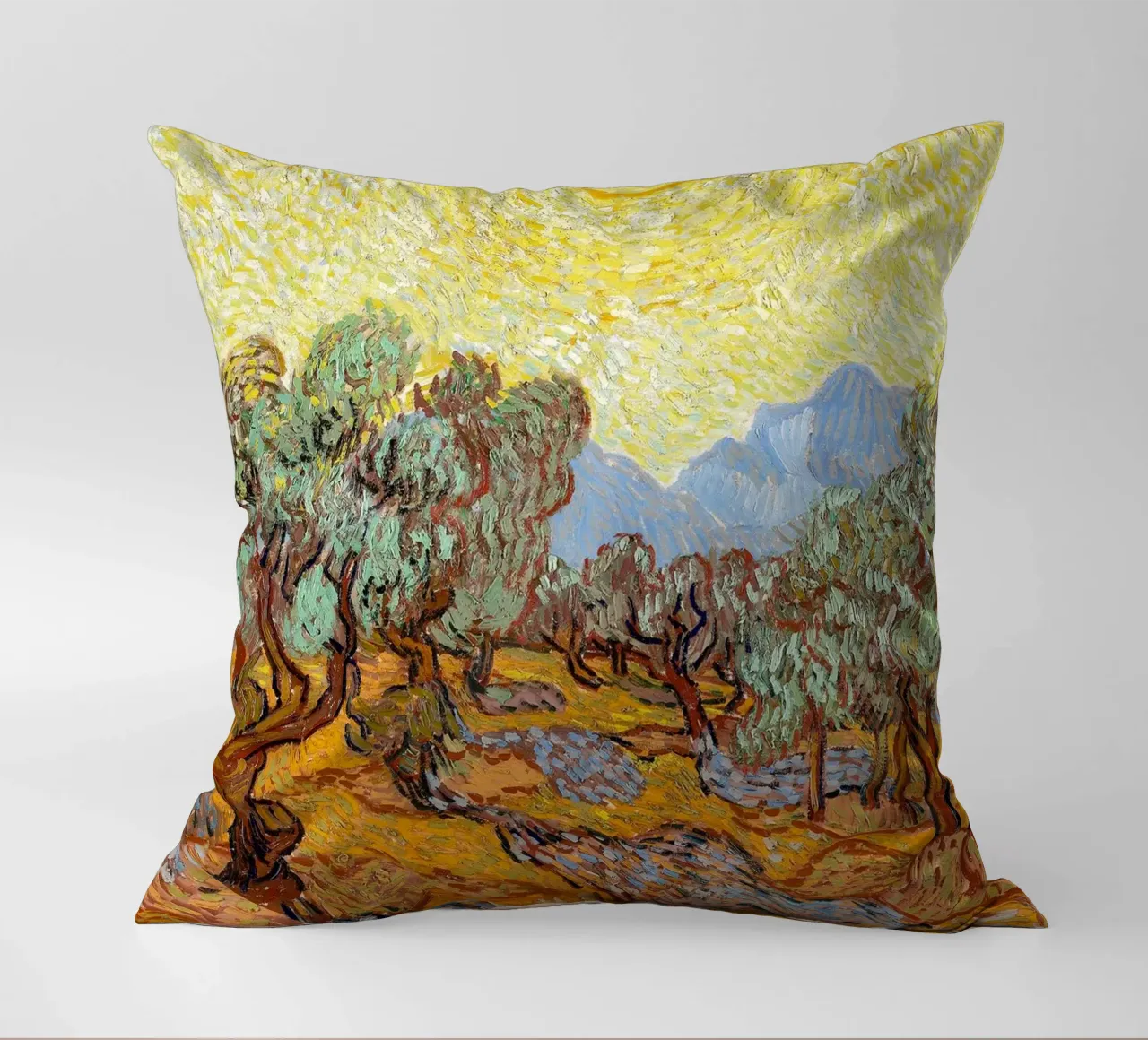 Alberi di ulivo con cielo e sole giallo - Vincent van Gogh cuscino da Sylviepaint