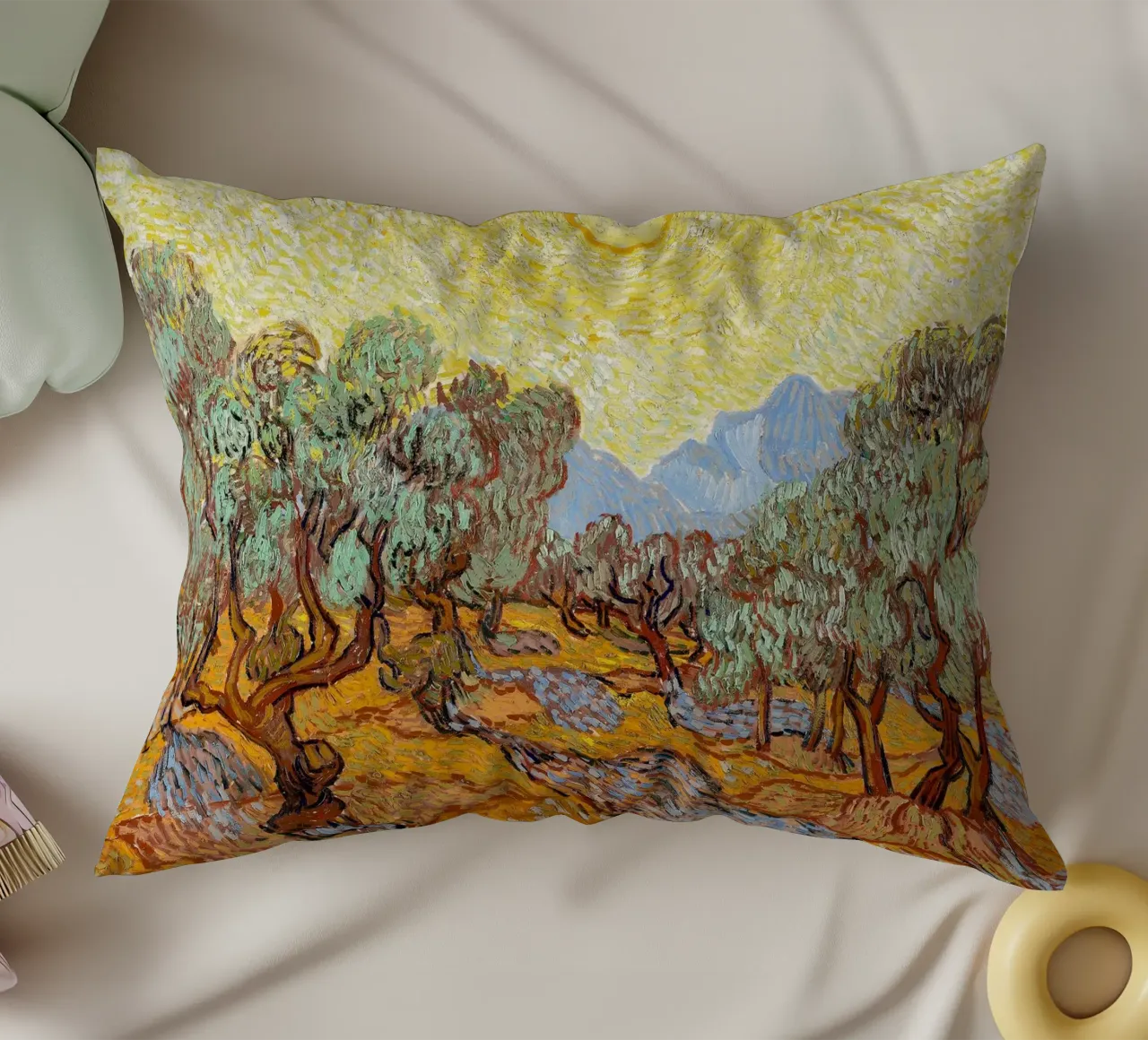 Alberi di ulivo con cielo e sole giallo - Vincent van Gogh cuscino da Sylviepaint