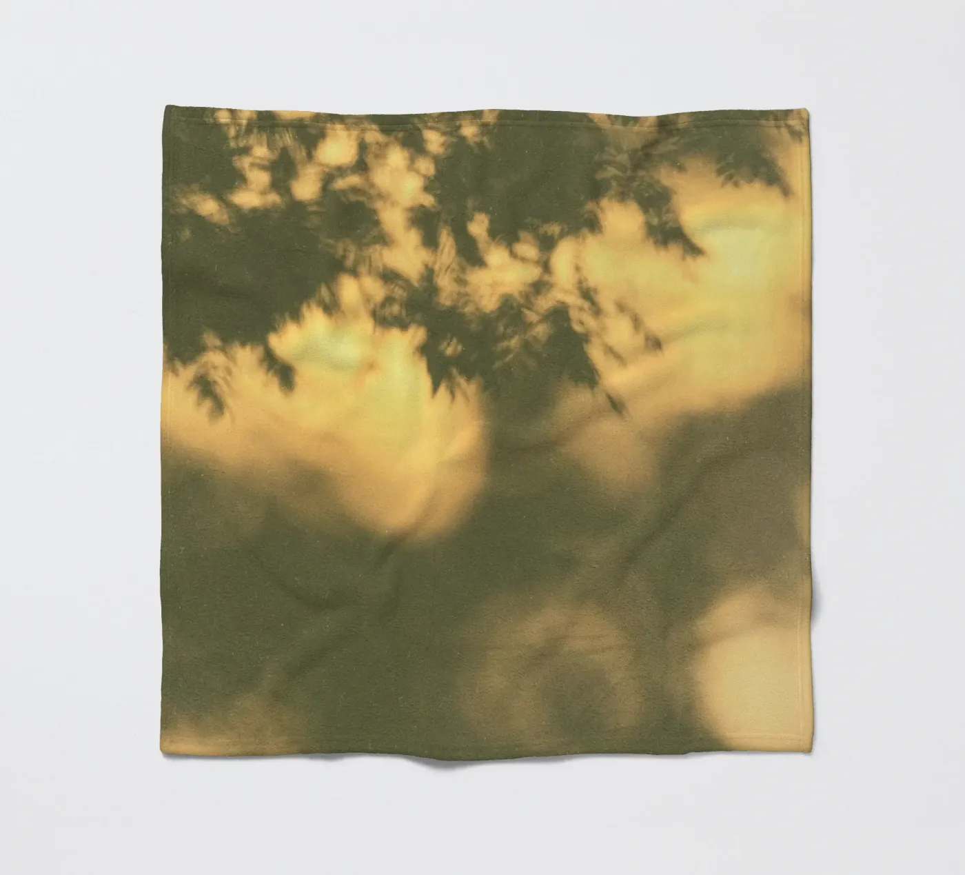 blurred vegetation Fleecedecke von twillight