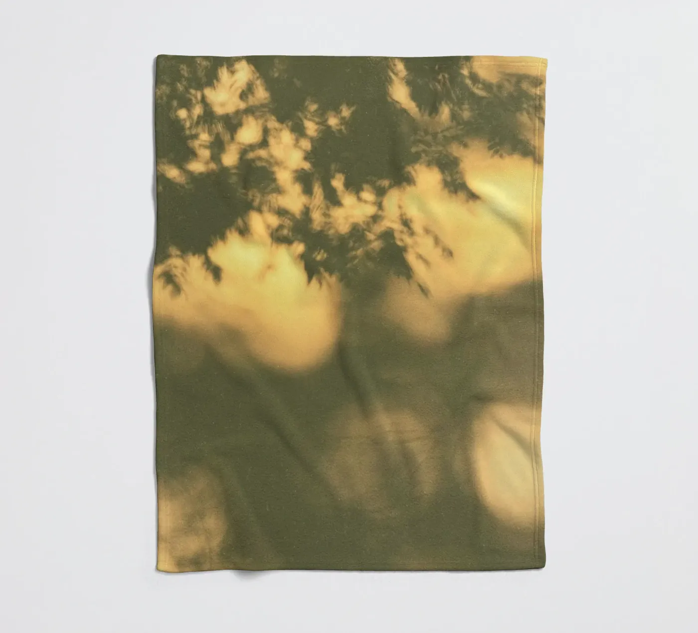 blurred vegetation Fleecedecke von twillight