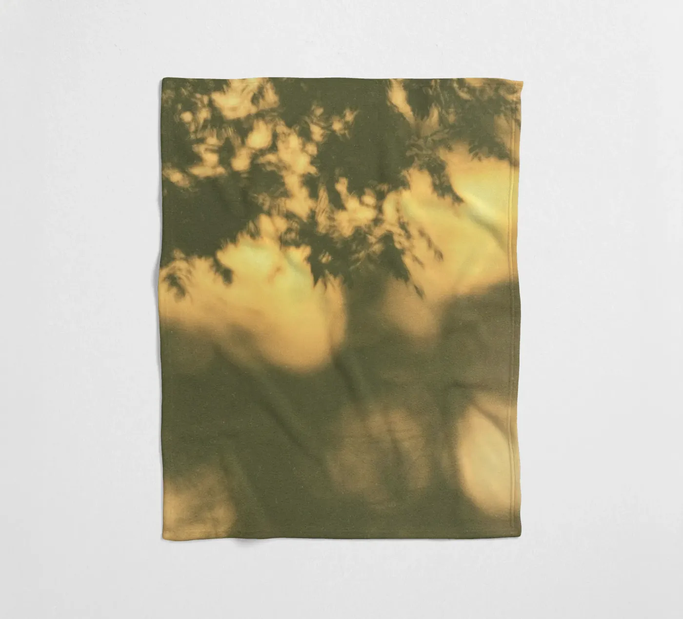 blurred vegetation Fleecedecke von twillight