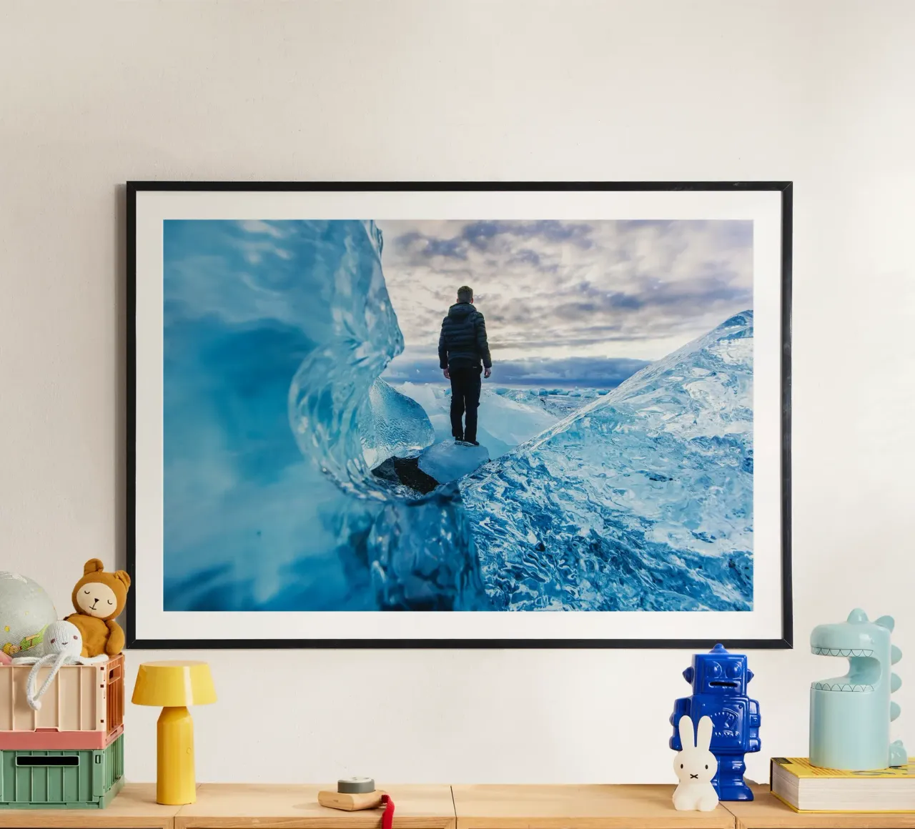Nel silenzio blu poster con telaio in plastica da PhotoVibe Decor