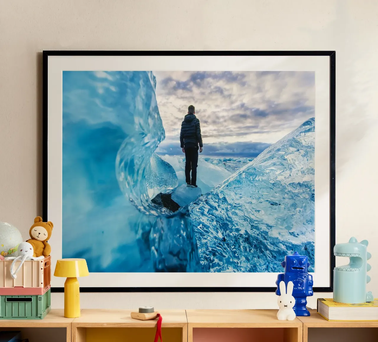 Nel silenzio blu poster con telaio in plastica da PhotoVibe Decor