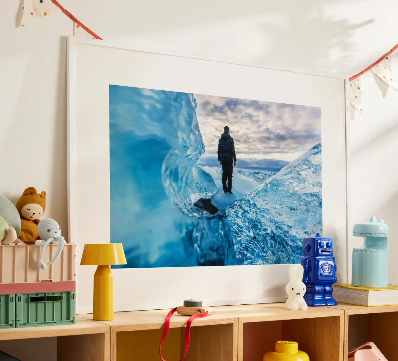 Nel silenzio blu poster con telaio in plastica da PhotoVibe Decor