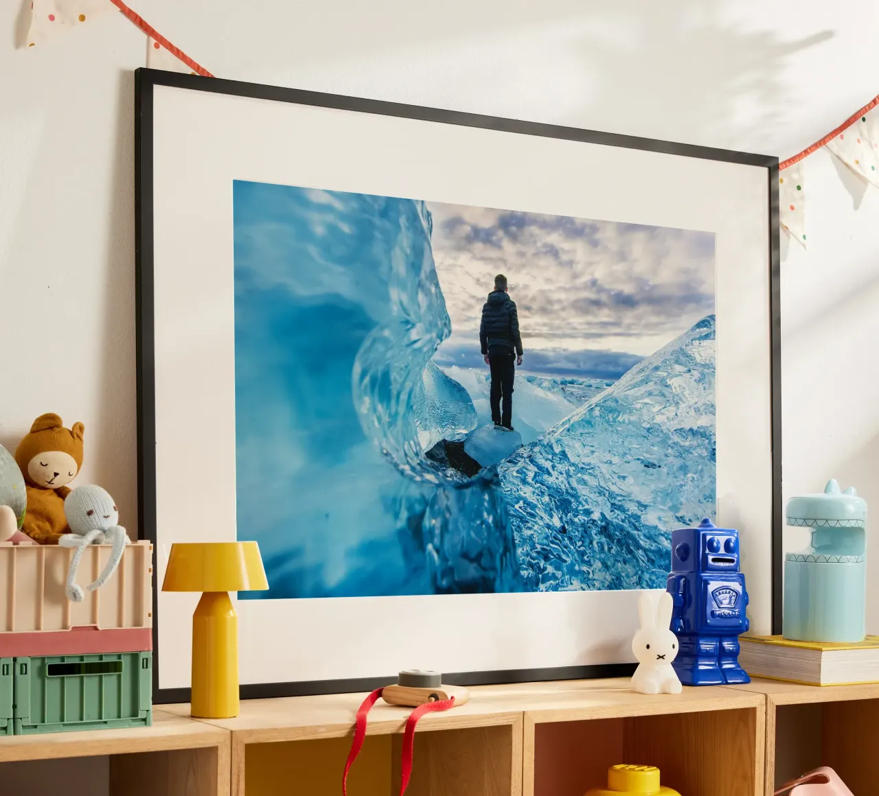 Nel silenzio blu poster con telaio in plastica da PhotoVibe Decor