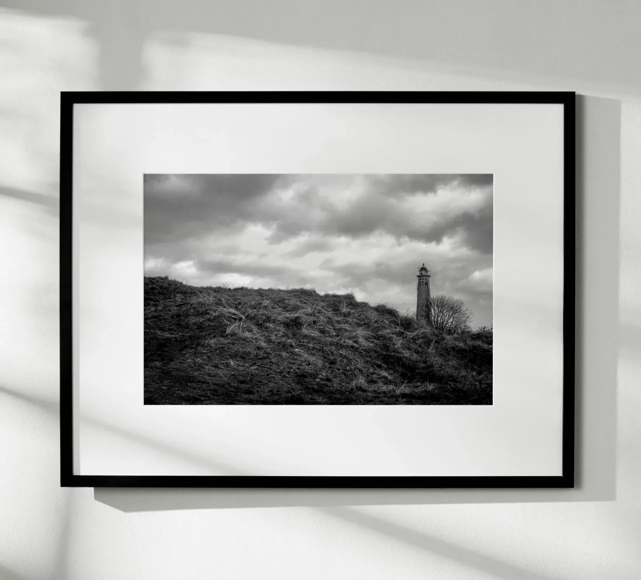 Faro in un paesaggio di dune - fotografia in bianco e nero poster con telaio in plastica da Finch & Frames