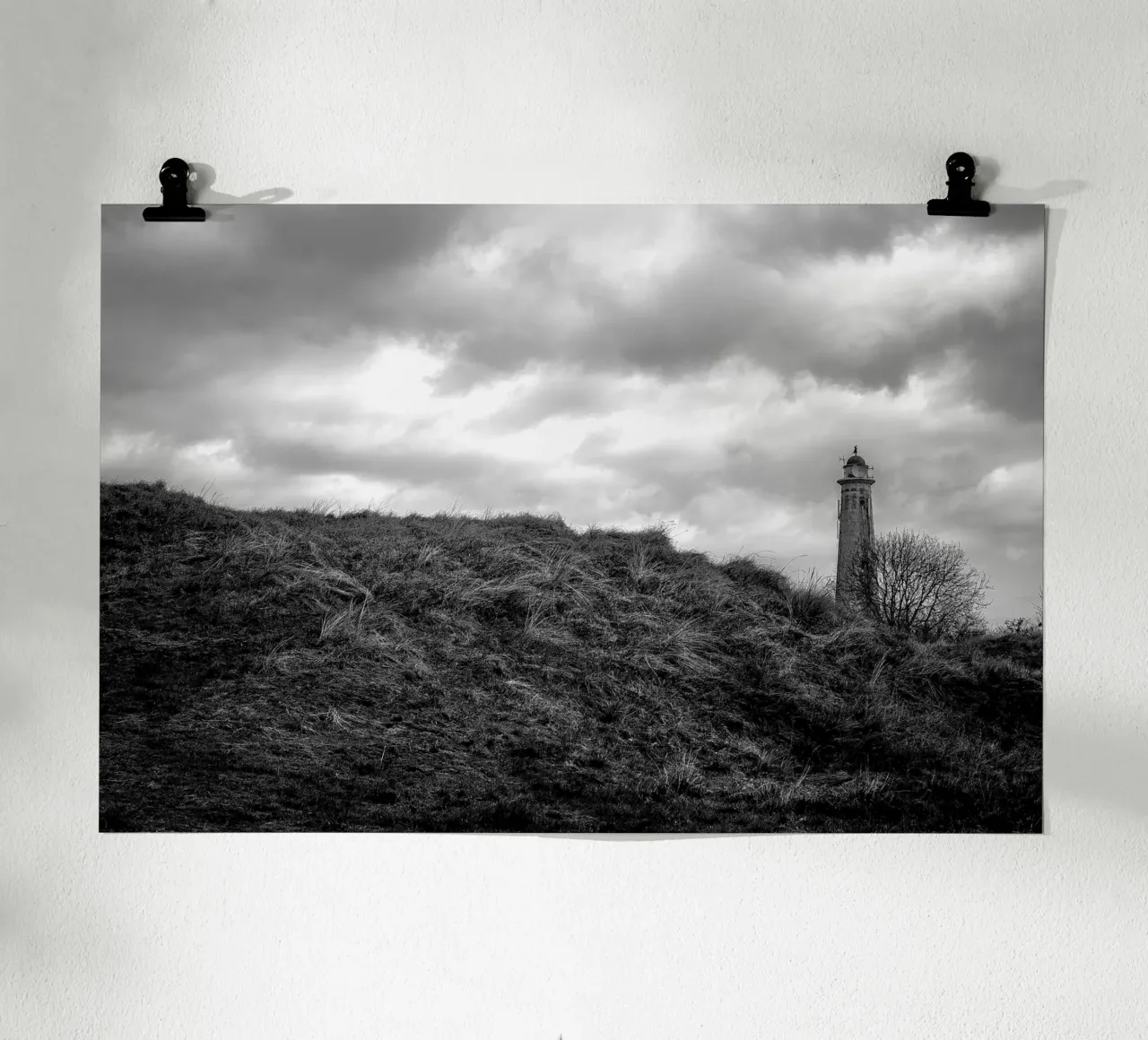 Faro in un paesaggio di dune - fotografia in bianco e nero poster con telaio in plastica da Finch & Frames