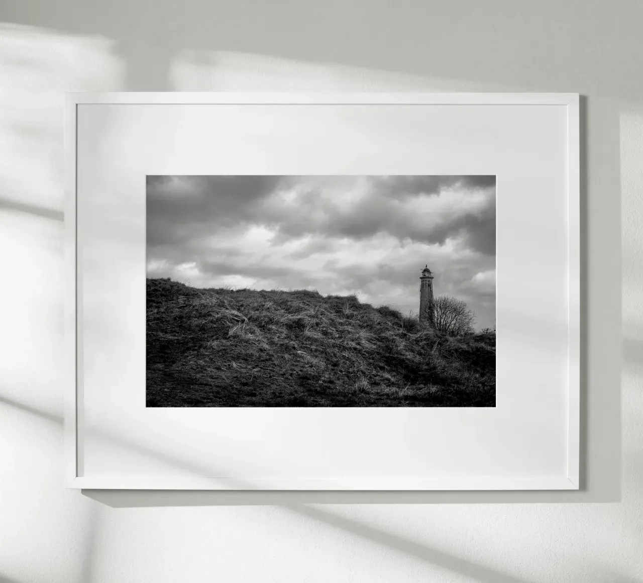 Faro in un paesaggio di dune - fotografia in bianco e nero poster con telaio in plastica da Finch & Frames