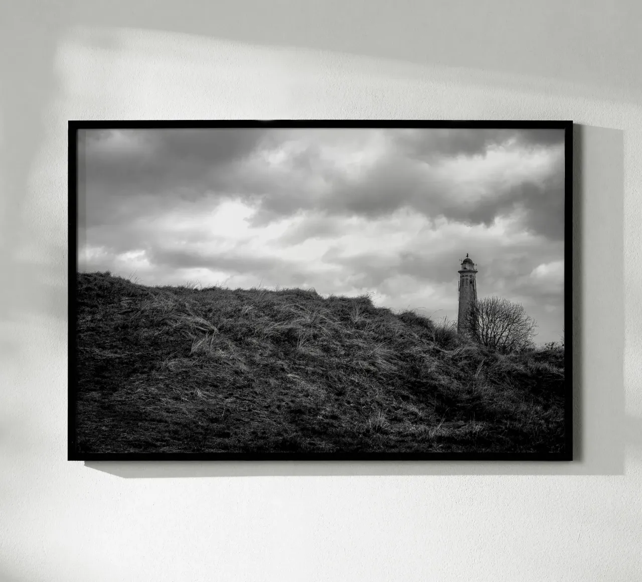 Faro in un paesaggio di dune - fotografia in bianco e nero poster con telaio in plastica da Finch & Frames