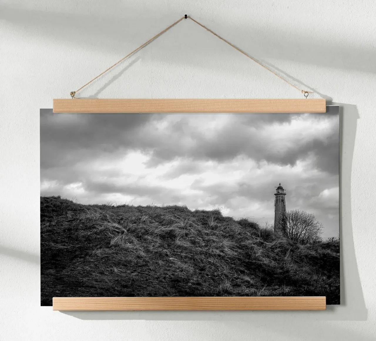 Faro in un paesaggio di dune - fotografia in bianco e nero poster con telaio in plastica da Finch & Frames