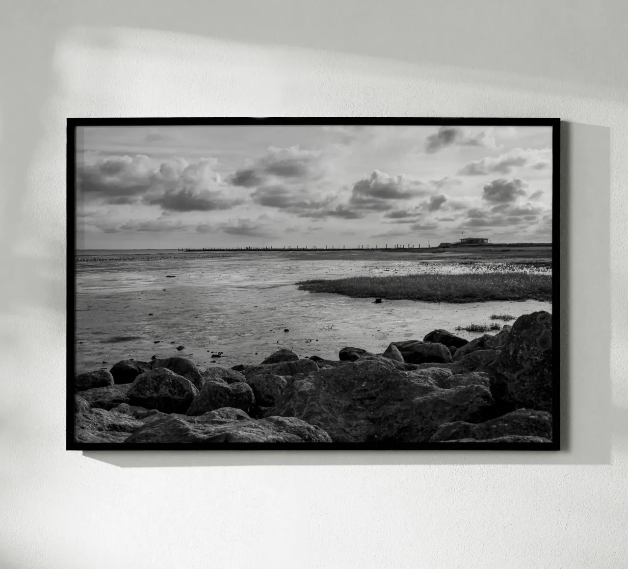 Paesaggio costiero nel Mare di Wadden - Mare del Nord in bianco e nero poster con telaio in plastica da Finch & Frames