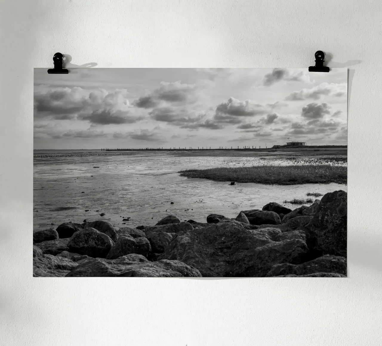 Paesaggio costiero nel Mare di Wadden - Mare del Nord in bianco e nero poster con telaio in plastica da Finch & Frames