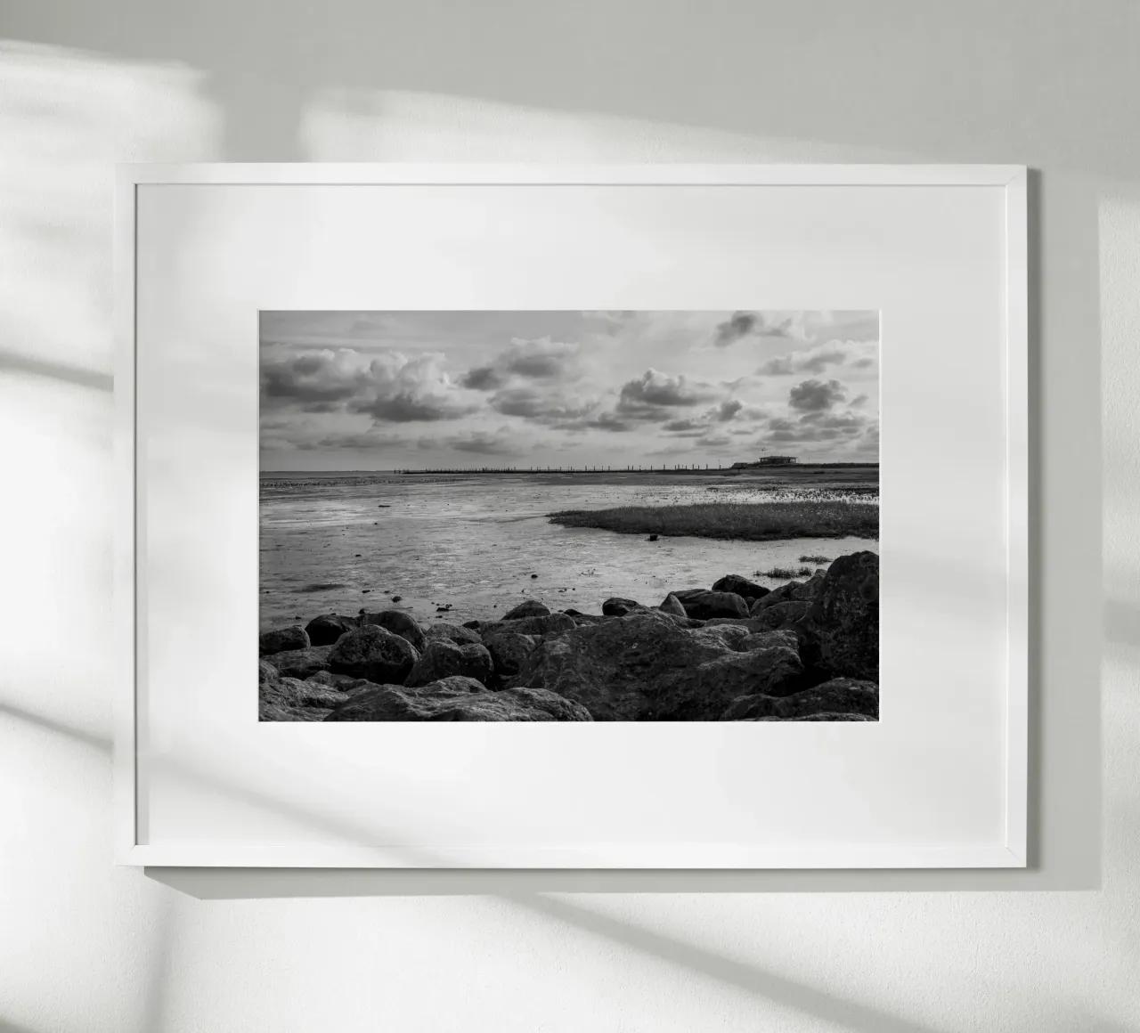 Paesaggio costiero nel Mare di Wadden - Mare del Nord in bianco e nero poster con telaio in plastica da Finch & Frames