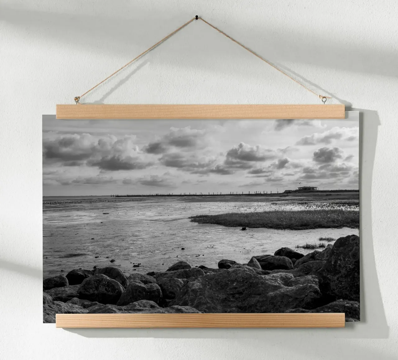 Paesaggio costiero nel Mare di Wadden - Mare del Nord in bianco e nero poster con telaio in plastica da Finch & Frames