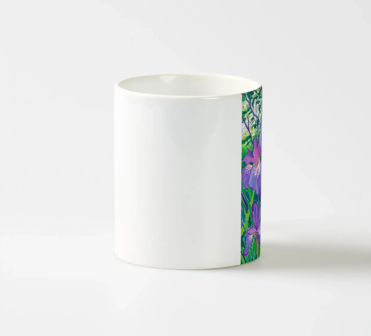 Iris dansant dans la lumière du printemps mug en céramique de ValerieArt