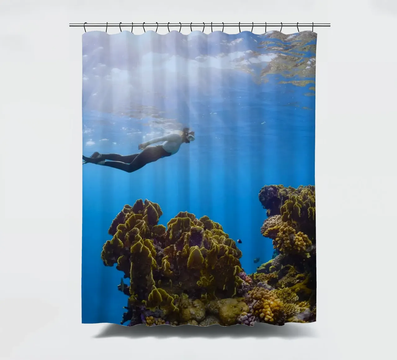 Gerätetaucher unter Wasser Duschvorhang von Earthly Visions