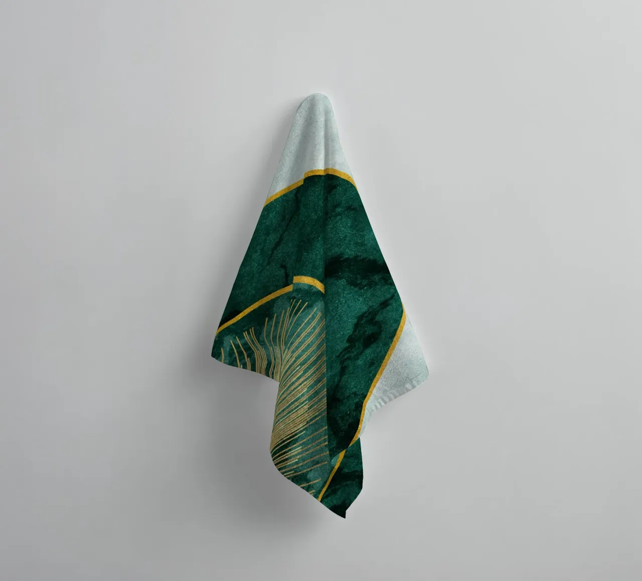 circular green art with gold asciugamano da bagno da vintageshop