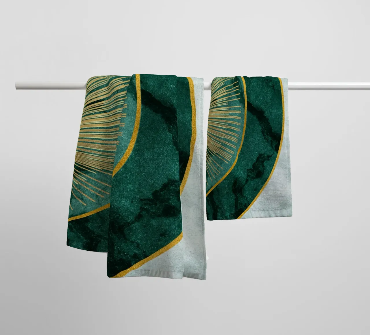 circular green art with gold asciugamano da bagno da vintageshop