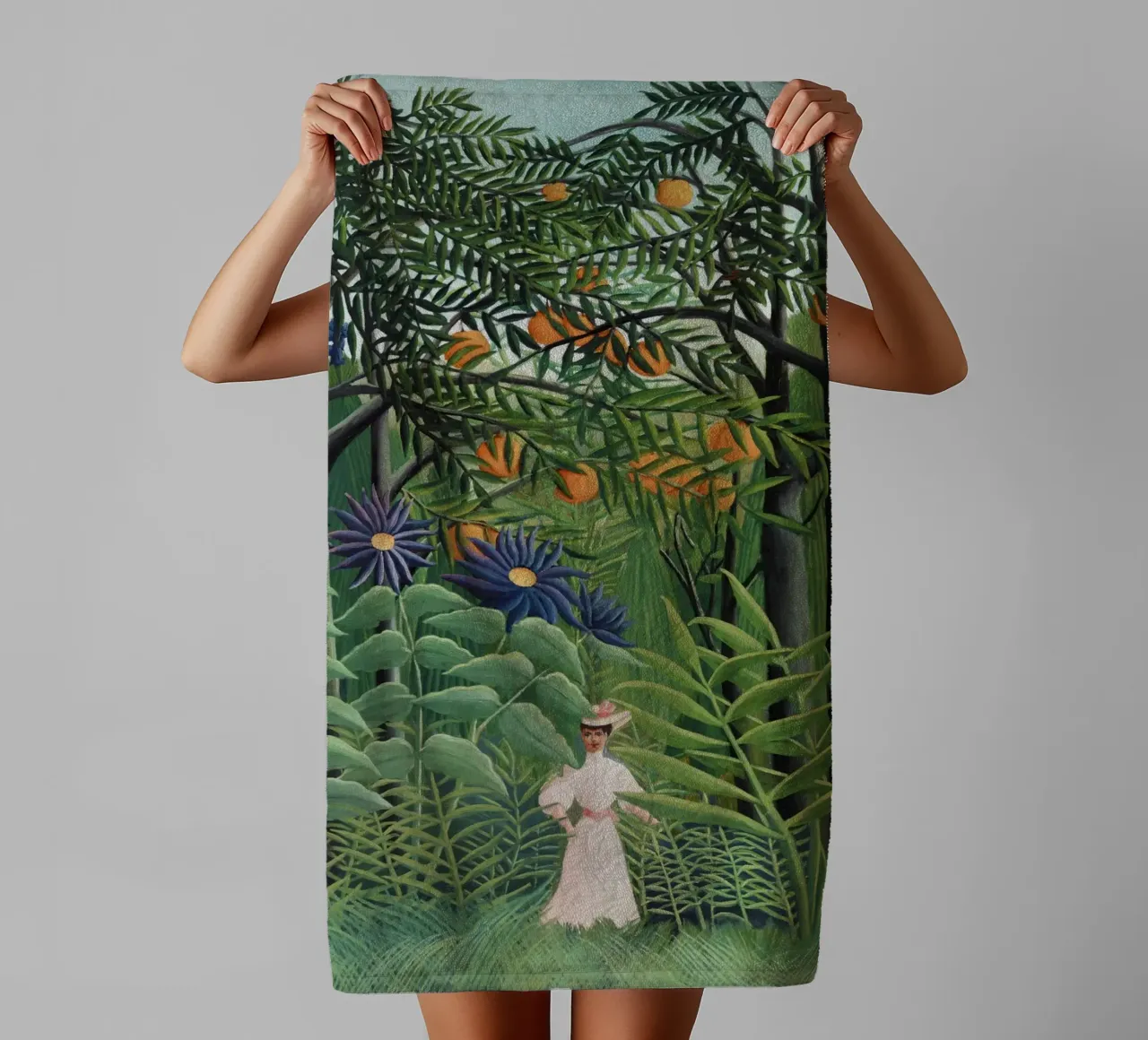 Donna che cammina in una foresta esotica Henri Rousseau asciugamano da bagno da Art History