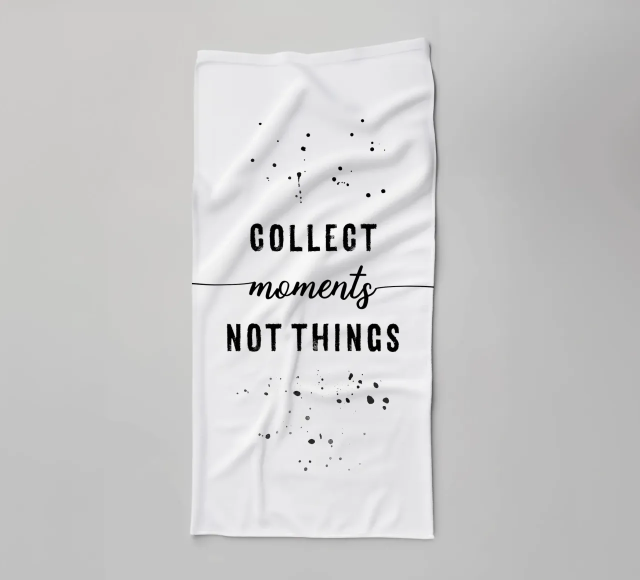 TEXT ART Collect moments not things asciugamano da bagno da Melanie Viola