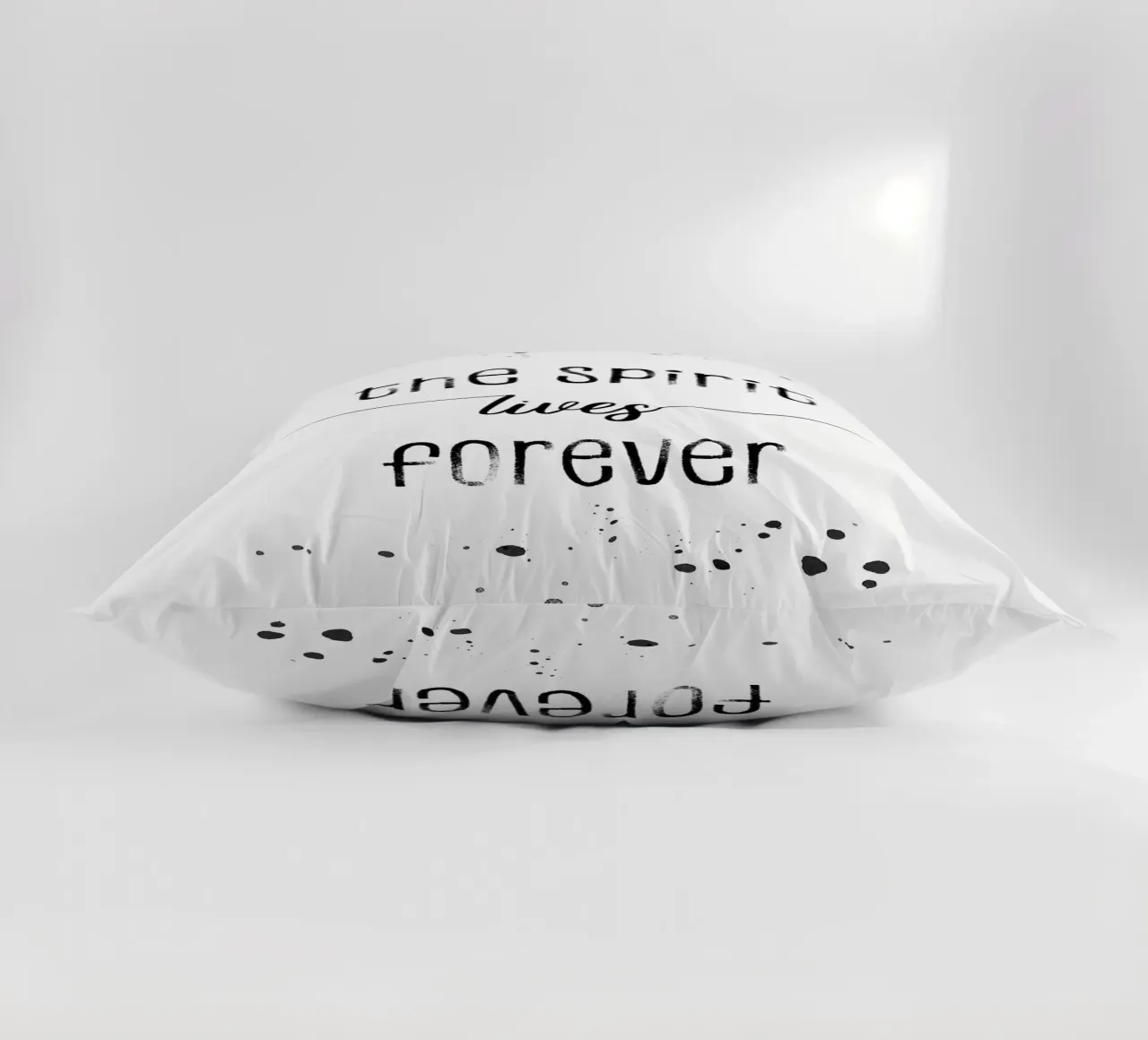 TEXT ART The spirit lives forever cuscino da Melanie Viola