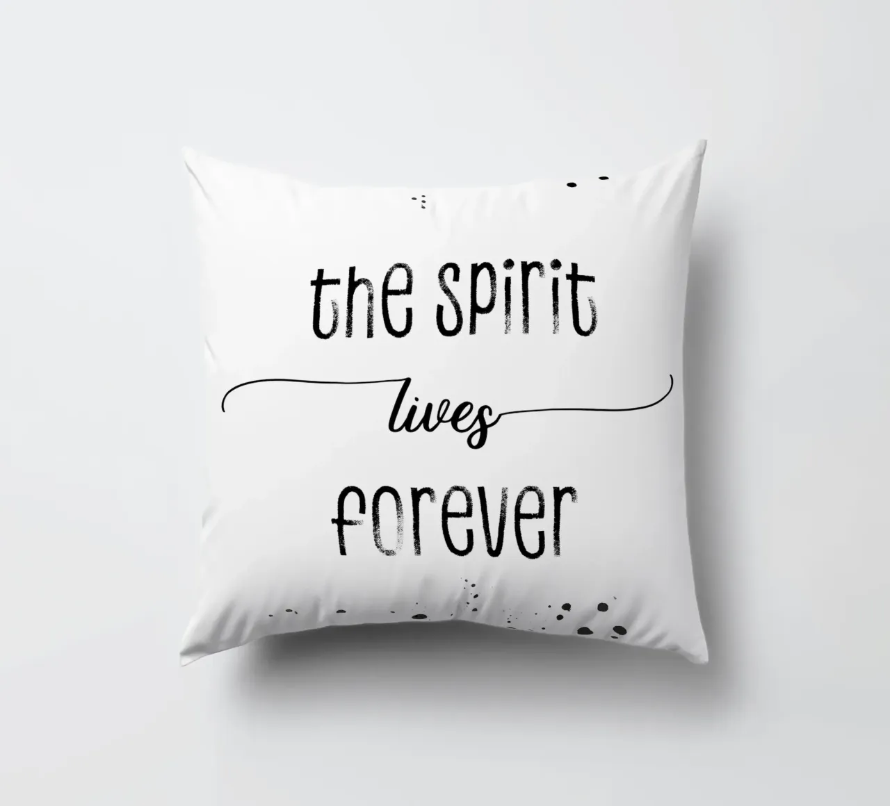 TEXT ART The spirit lives forever cuscino da Melanie Viola
