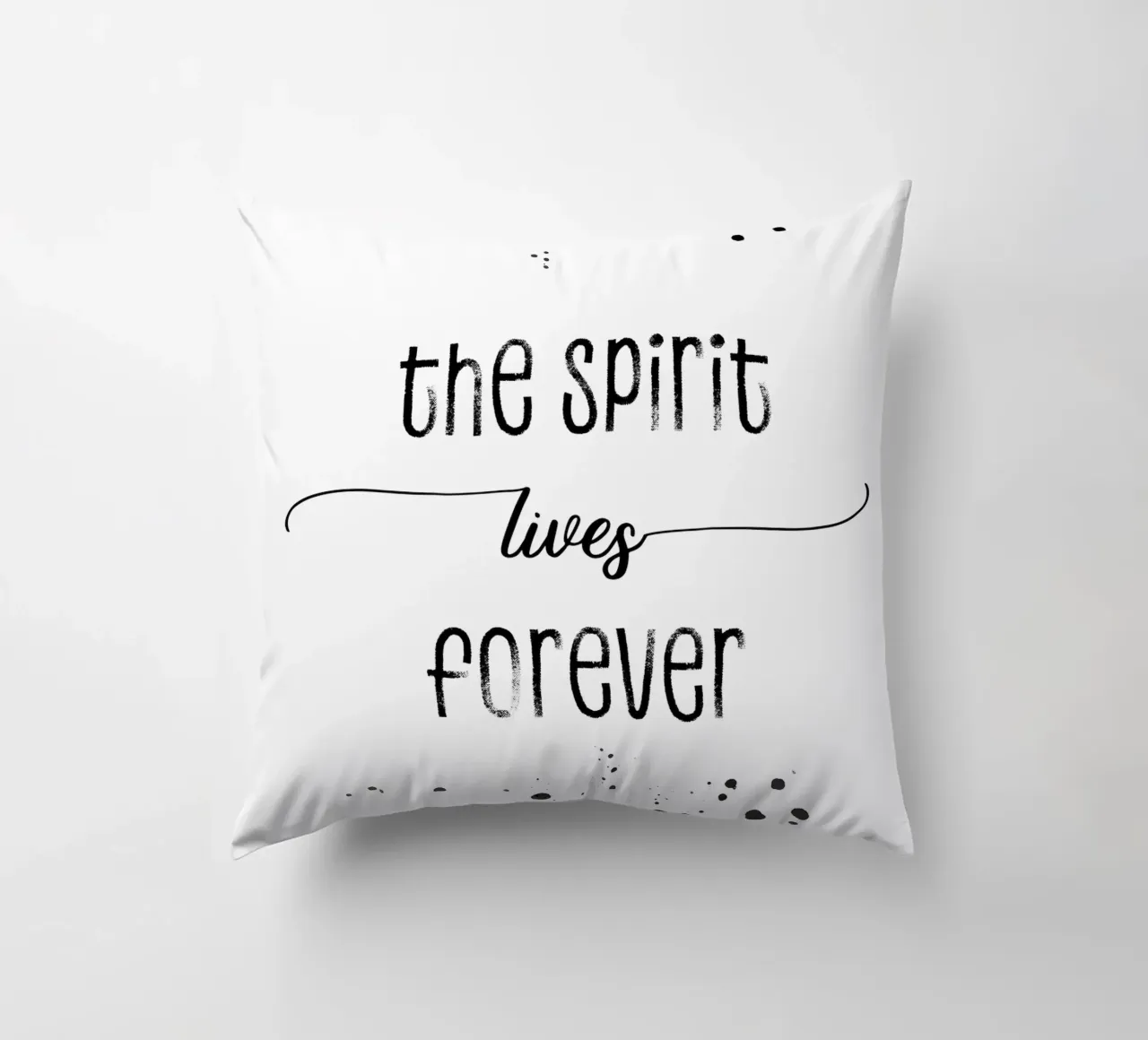 TEXT ART The spirit lives forever cuscino da Melanie Viola