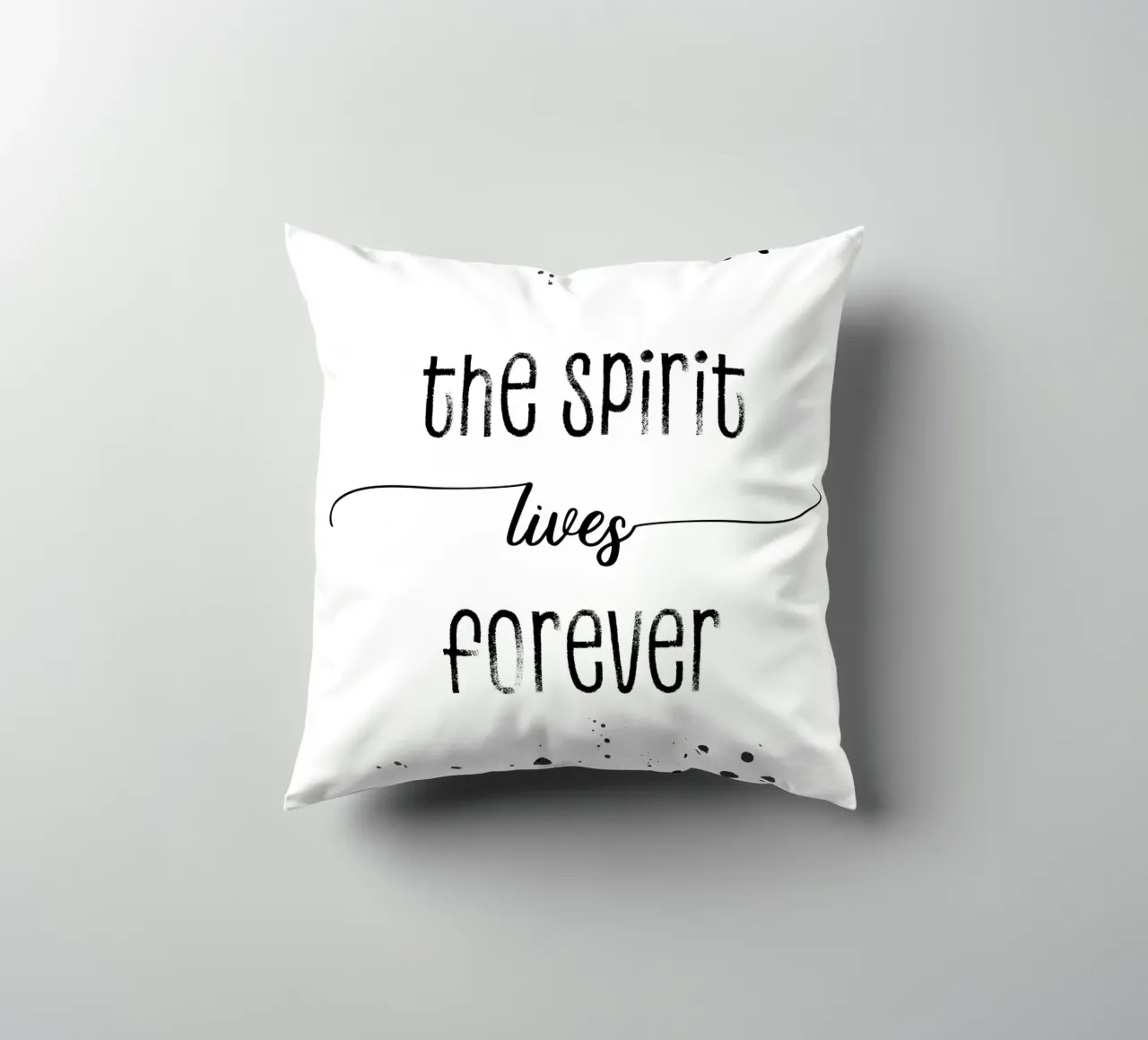 TEXT ART The spirit lives forever cuscino da Melanie Viola