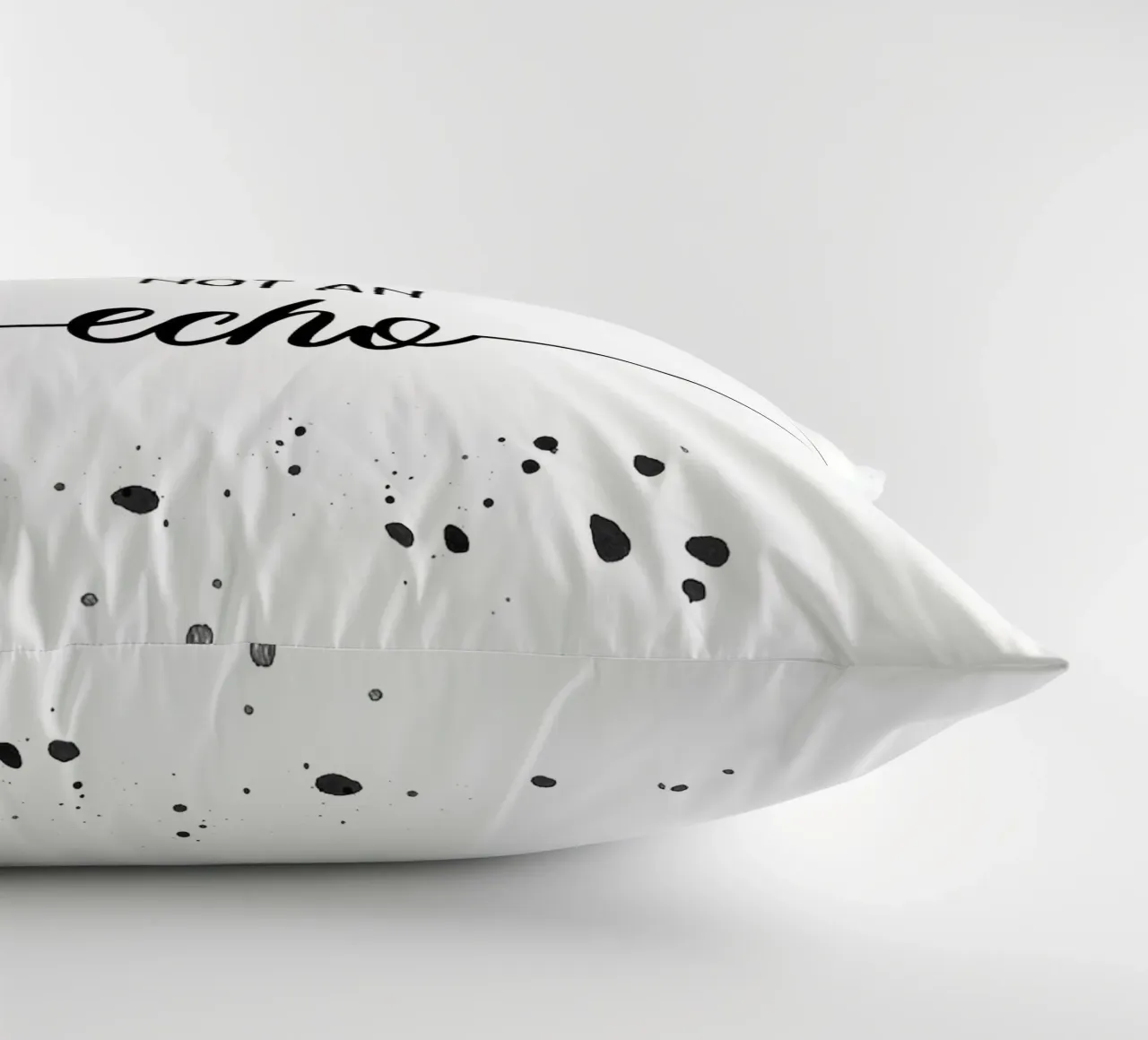 TEXT ART Be a voice not an echo cuscino da Melanie Viola