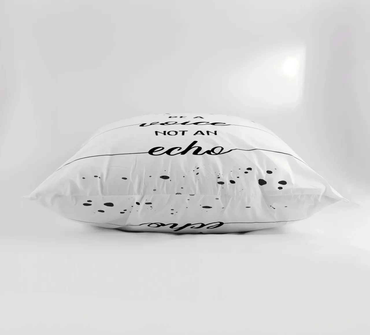 TEXT ART Be a voice not an echo cuscino da Melanie Viola