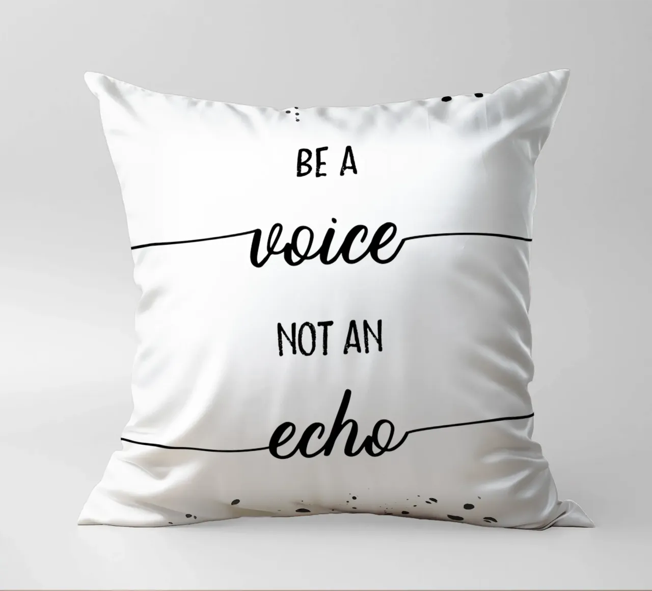 TEXT ART Be a voice not an echo cuscino da Melanie Viola