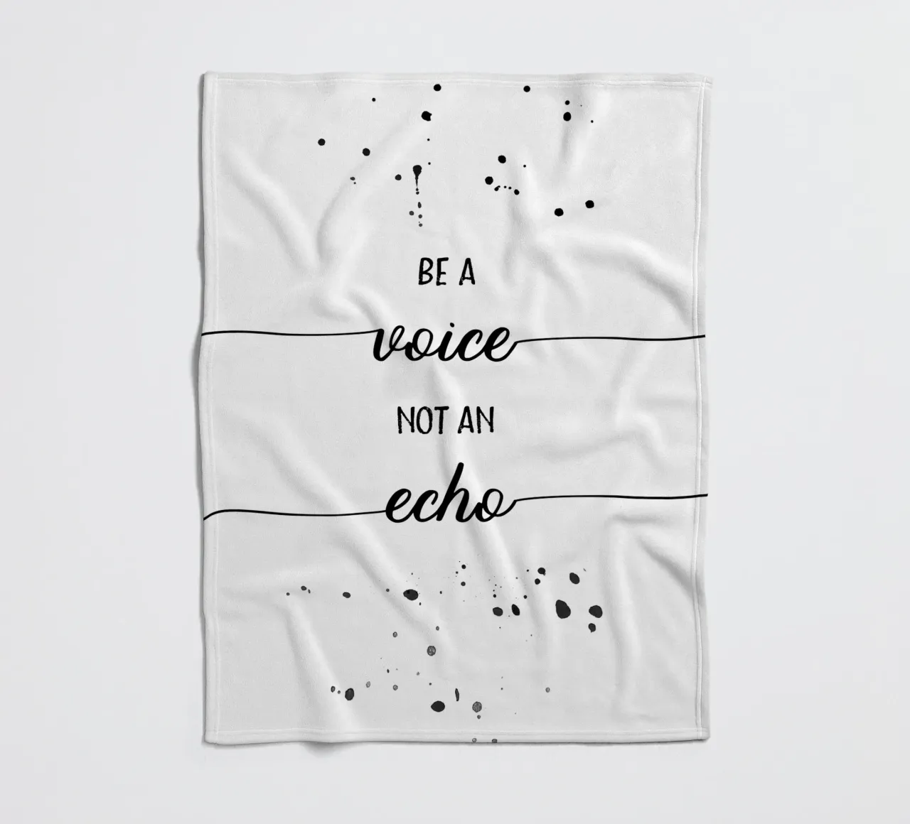 TEXT ART Be a voice not an echo coperta in pile da Melanie Viola