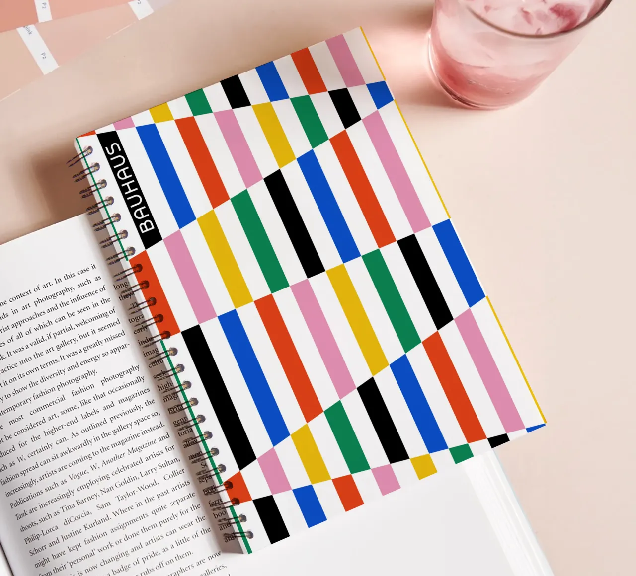 Modello di linea Bauhaus - Design grafico colorato diario ad anelli da Studio Vibe