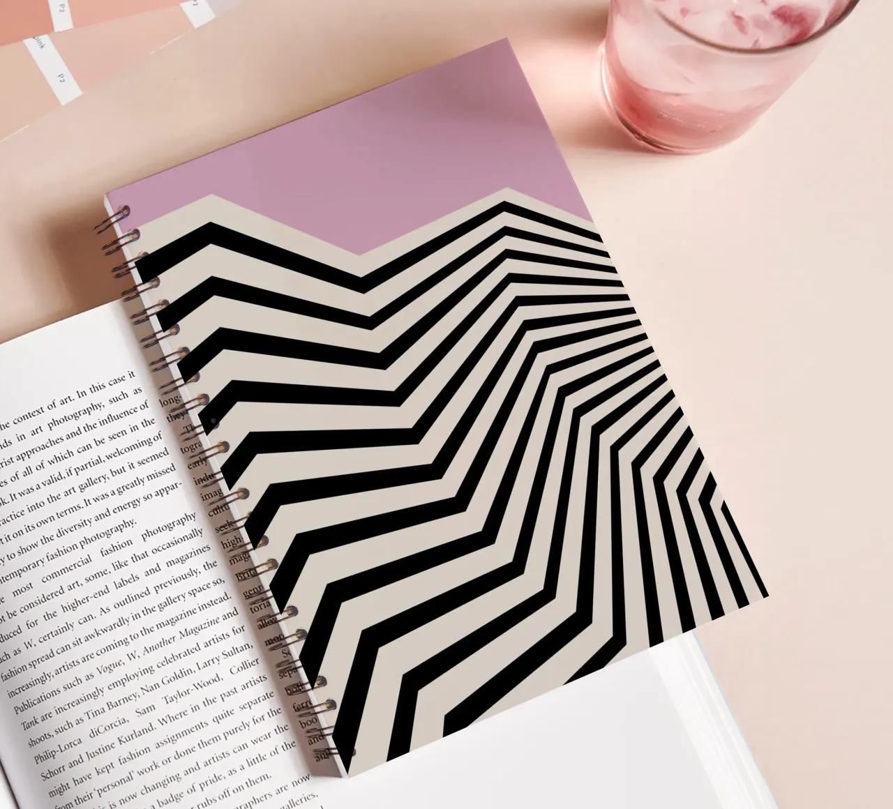 Bauhaus Linee a zig zag - Grafica rosa e nera diario ad anelli da Studio Vibe
