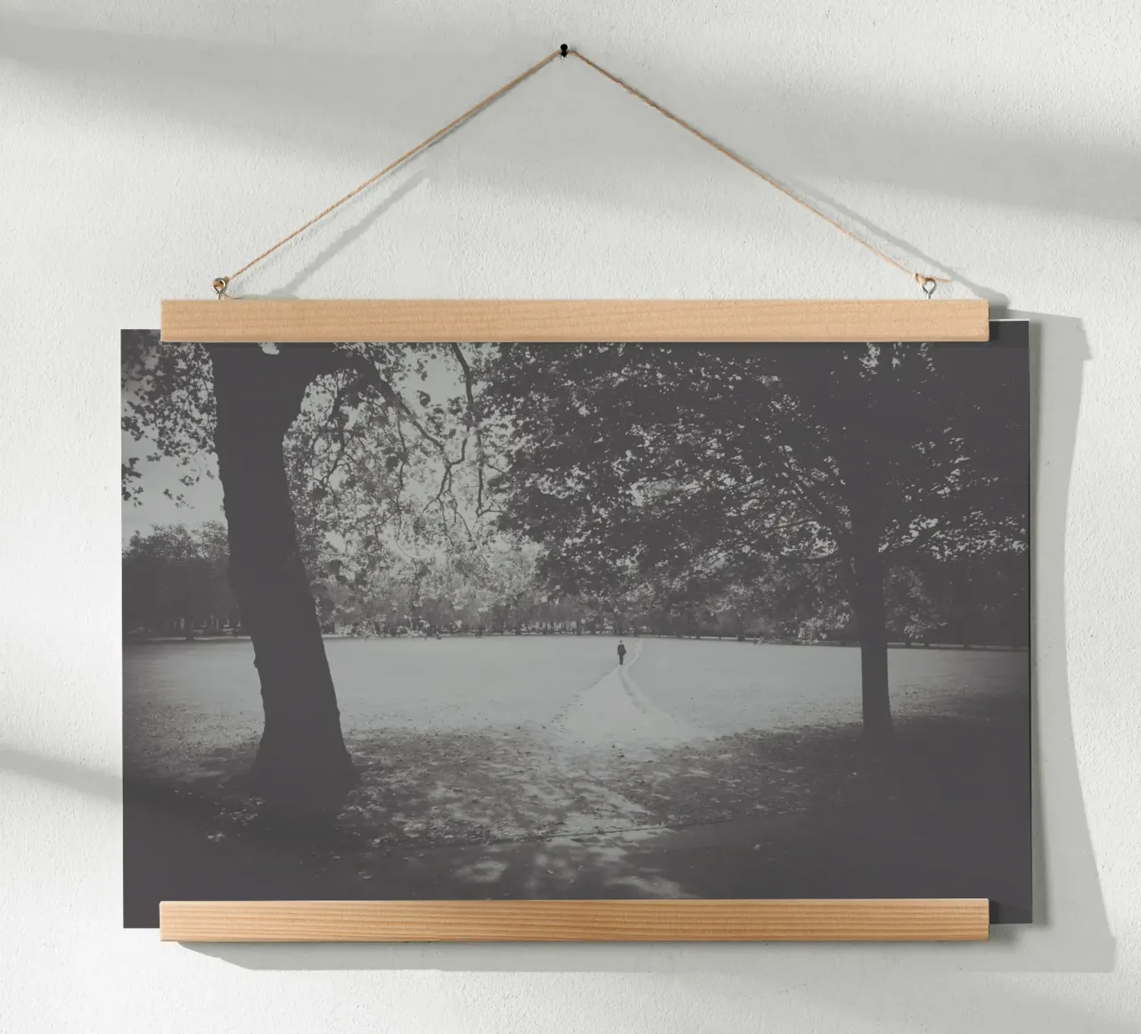 La natura selvaggia e silenziosa poster con telaio in legno da PhotoVibe Decor