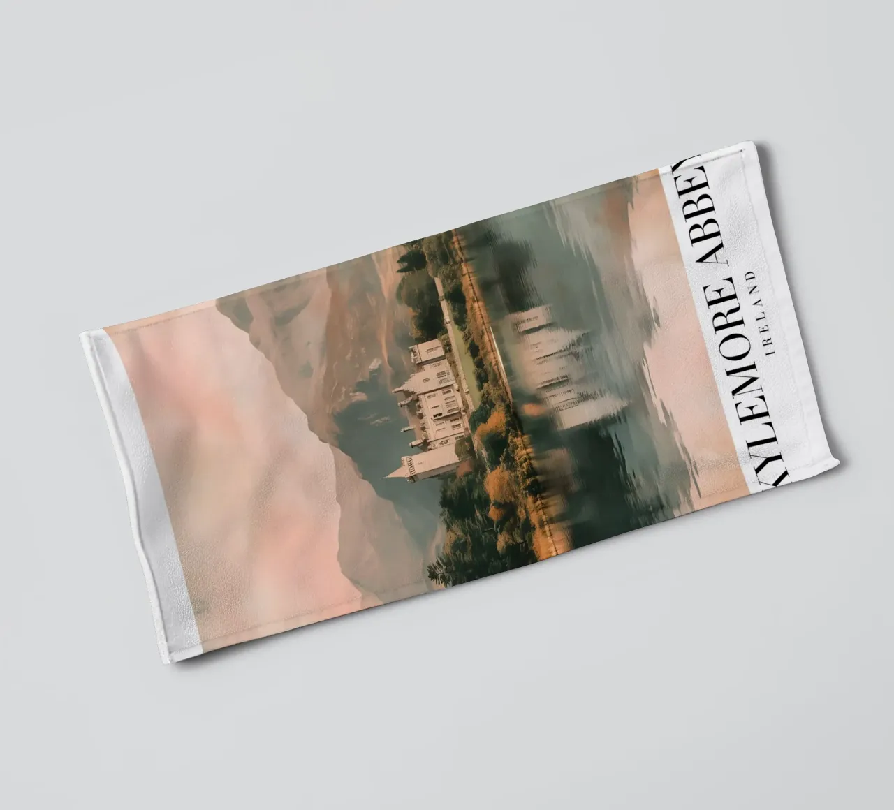 Kylemore Abbey Ierland - Kasteel Meer Landschap Print badhanddoek van homdeco