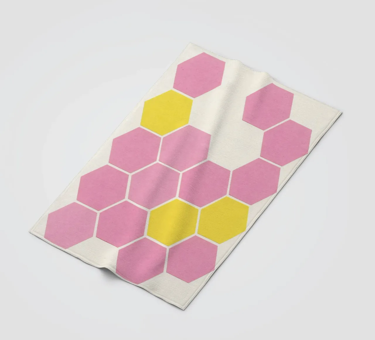 Nido d'ape rosa coperta in pile da Cassia Beck Collage