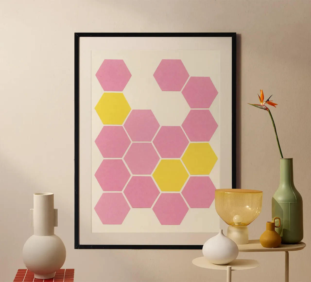 Nido d'ape rosa poster con telaio in plastica da Cassia Beck Collage