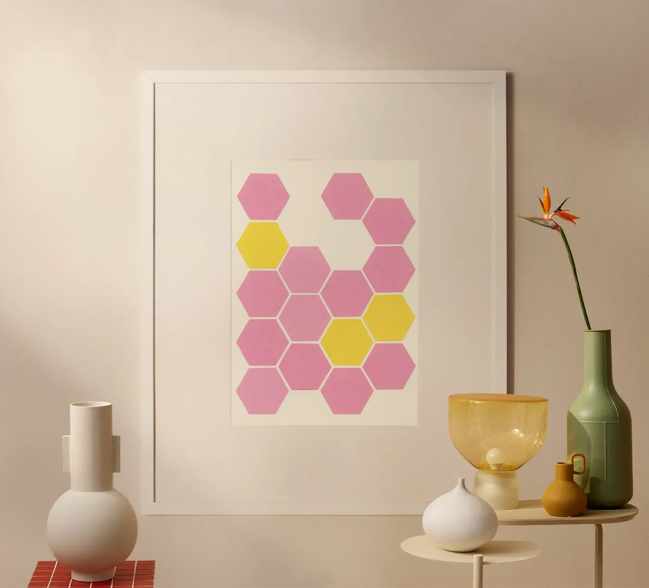 Nido d'ape rosa poster con telaio in plastica da Cassia Beck Collage