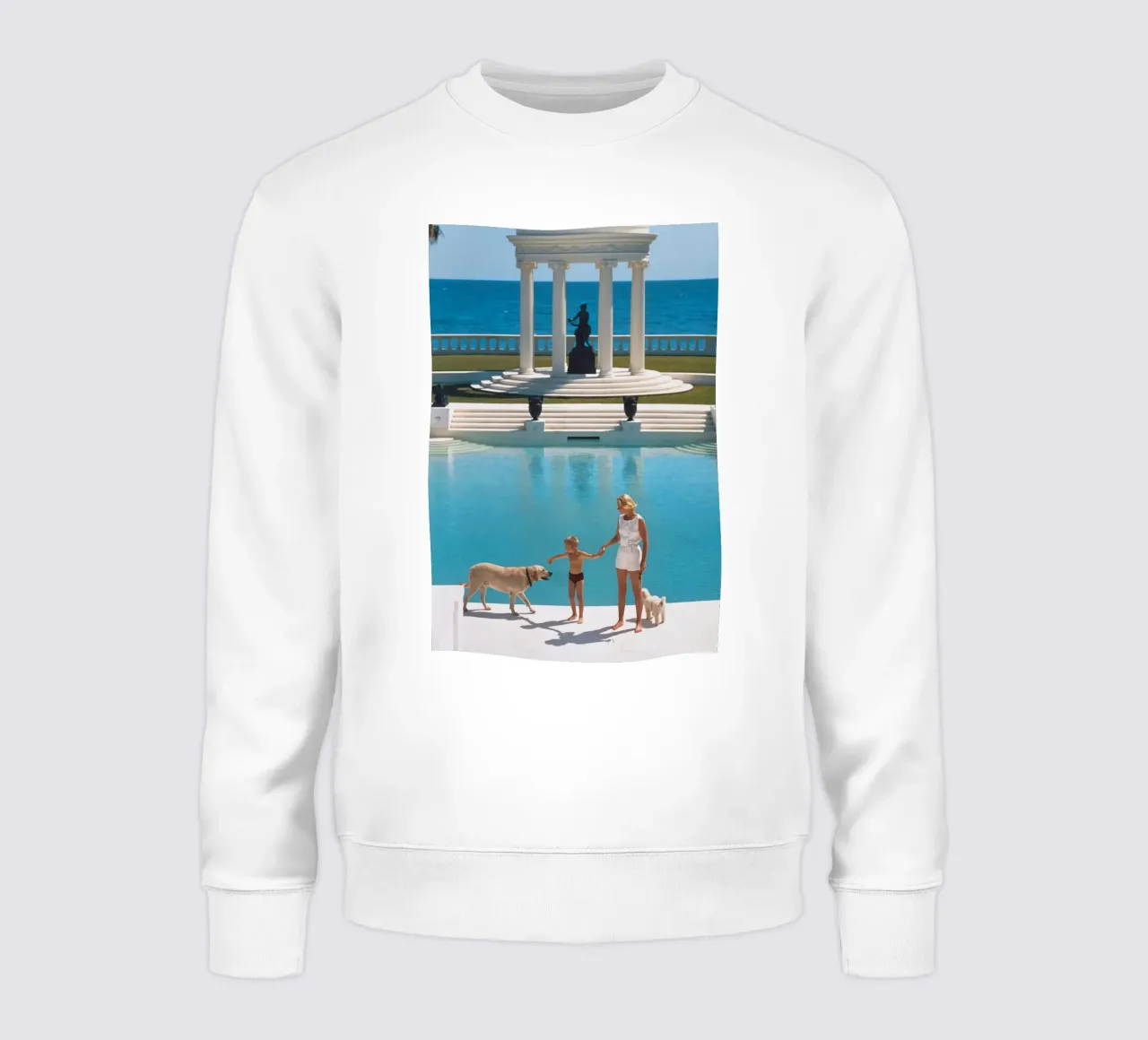 Am Rande des Pools stehend - Slim Aarons Sweatshirt von COMEBACKSHOP