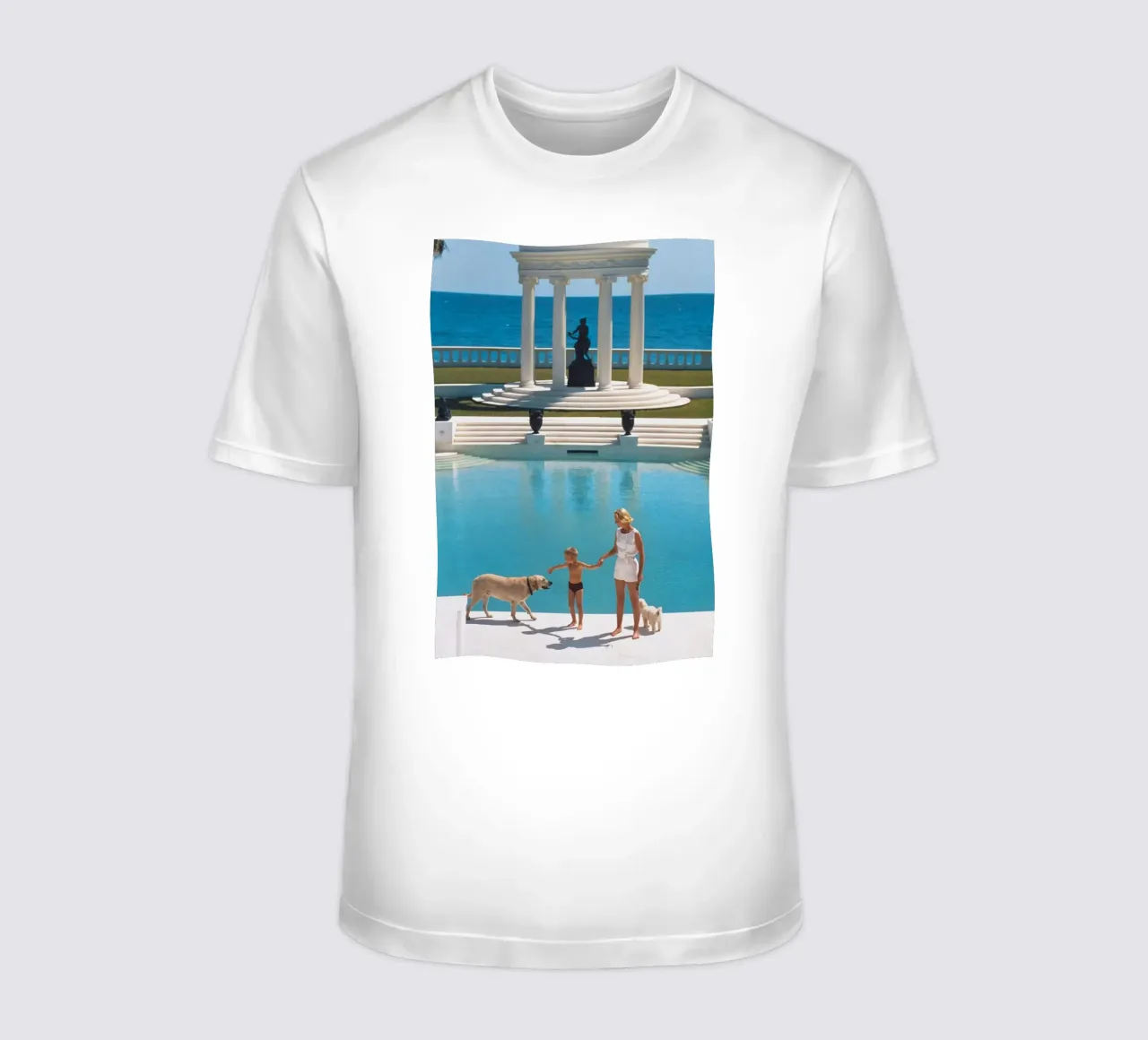 Am Rande des Pools stehend - Slim Aarons T-Shirt von COMEBACKSHOP