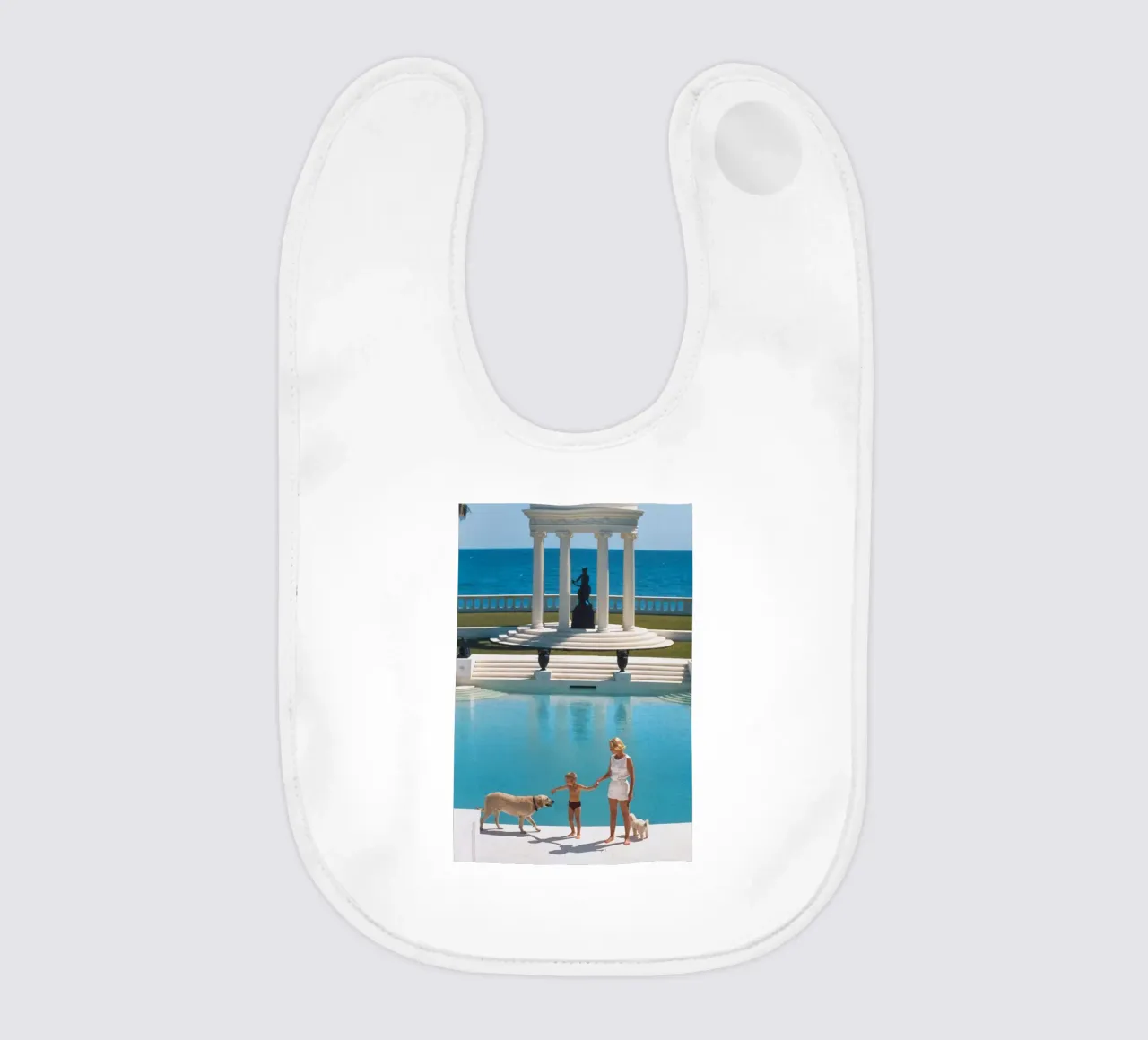Am Rande des Pools stehend - Slim Aarons Babylätzchen von COMEBACKSHOP